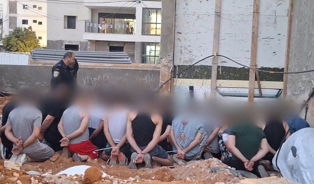 الشرطة الإسرائيلية تعتقل 732 عاملا فلسطينيا وتغلق 94 مصلحة بزعم تشغيلهم دون تصاريح